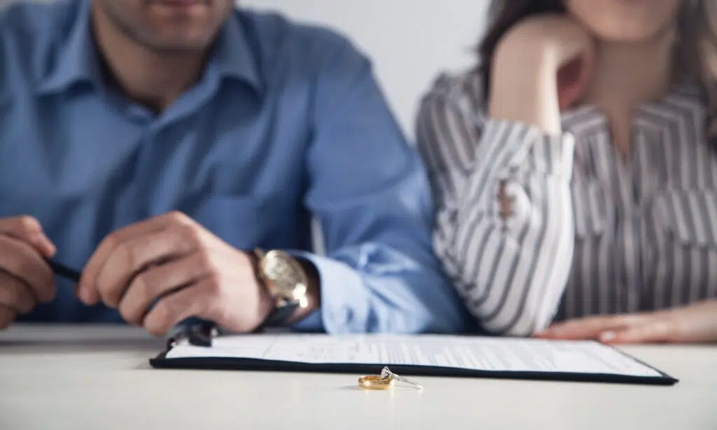 Couple signing divorce papers | Divorce Lawyer | The Hemmat Law Group